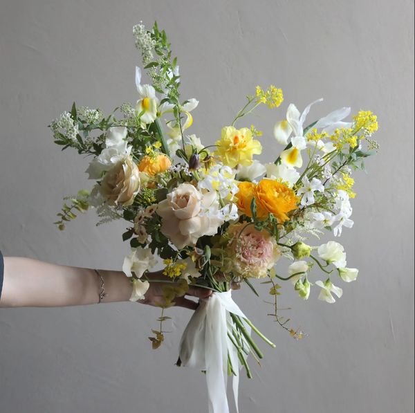 Bó chéo góc tại Góc Hoa Xinh là phương pháp bỏ hoa vào bình giữ dáng