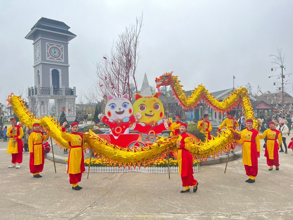 Hội xuân mở cổng trời Fansipan hút khách đầu năm