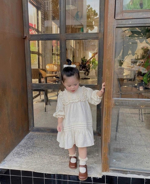 Váy thô dài tay bo chun smock viền cổ dáng babydoll màu kem cho bé