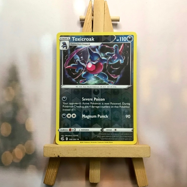 Thẻ hình Pokemon Toxicroak 166/264 - Lá bài lẻ Sword & Shield: Fusion Strike Rare Reverse Holo tiếng Anh chính hãng ảnh 2