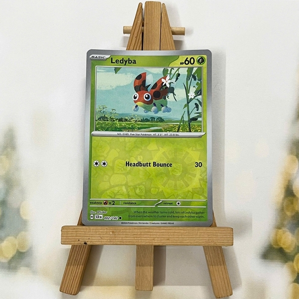 Thẻ hình Pokemon Ledyba 002/142 - Lá bài lẻ Stellar Crown Common Reverse Holo tiếng Anh chính hãng