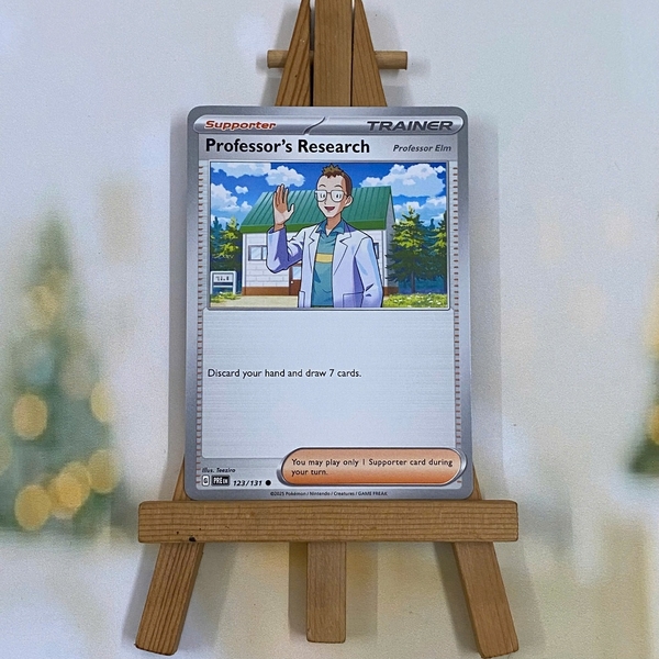 Thẻ hình Pokemon Professor's Research Elm 123/131 - Lá bài lẻ Prismatic Evolutions Common Reverse Holo tiếng Anh chính hãng ảnh 2