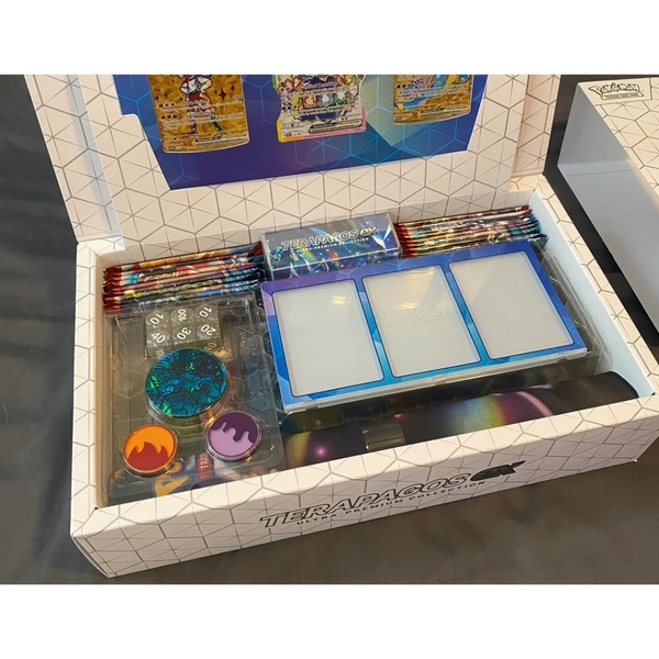 Magnetic 3-Card Show Case - Khung nam châm bảo vệ thẻ bài từ hộp Pokemon Terapagos UPC (kèm chân đế) chính hãng ảnh 3