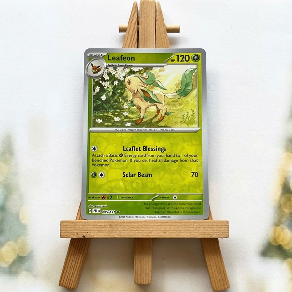 Thẻ hình Pokemon Leafeon 005/131 - Lá bài lẻ Prismatic Evolutions Rare Reverse Holo tiếng Anh chính hãng