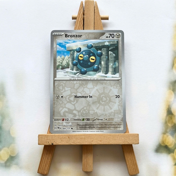 Thẻ hình Pokemon Bronzor 066/131 - Lá bài lẻ Prismatic Evolutions Common Reverse Holo tiếng Anh chính hãng