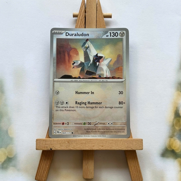 Thẻ hình Pokemon Duraludon 069/131 - Lá bài lẻ Prismatic Evolutions Common Reverse Holo tiếng Anh chính hãng