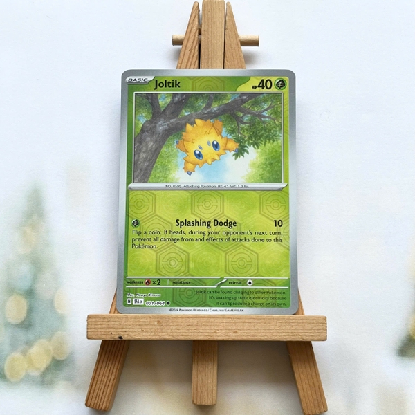 Thẻ hình Pokemon Joltik 001/064 - Lá bài Scarlet & Violet Shrouded Fable Common Reverse Holo tiếng Anh chính hãng