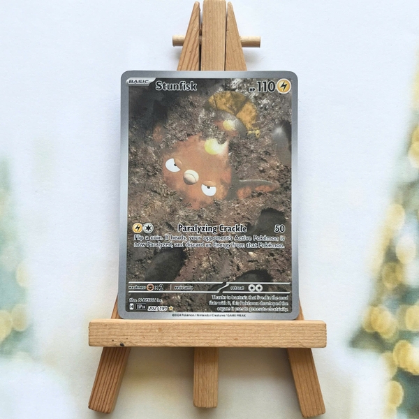 Thẻ hình Pokemon Stunfisk 202/191 - Lá bài lẻ Surging Sparks Illustration Rare tiếng Anh chính hãng