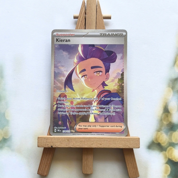 Thẻ hình Pokemon Kieran 174/131 - Lá bài lẻ Prismatic Evolutions Special Illustration Rare tiếng Anh chính hãng