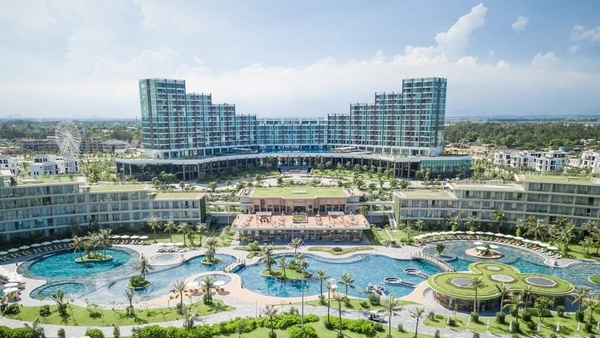 Mua voucher FLC Sầm Sơn trải nghiệm hệ thống bể bơi "khủng" nhất Việt Nam