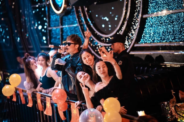 Những quán bar - Tụ điểm vui chơi về đêm biển Hải Tiến