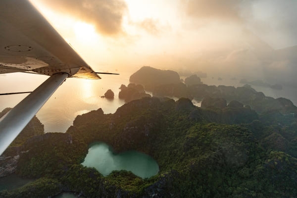 Ngắm hoàng hôn trên vịnh Hạ Long bằng thủy phi cơ