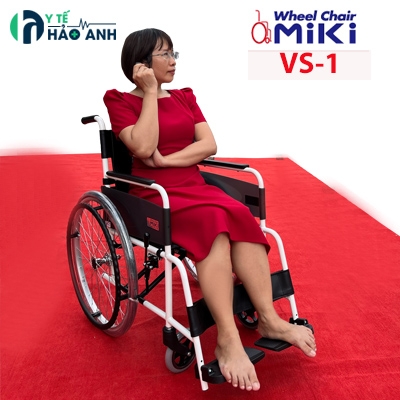 Xe lăn Nhật Bản Miki VS-1 có chỗ để cọc truyền dịch