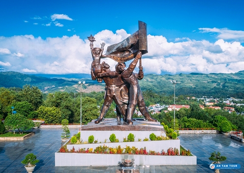 Tượng đài chiến thắng Điện Biên Phủ - Biểu tượng thiên sử vàng 