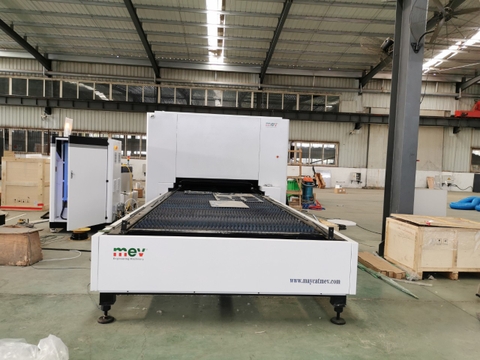 Máy cắt CNC Laser Fiber hai bàn chuyển đổi , công suất 3 kw