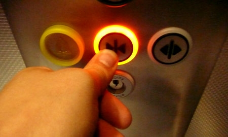 Nút ấn đóng cửa thang máy không hề có tác dụng như bạn vẫn tưởng