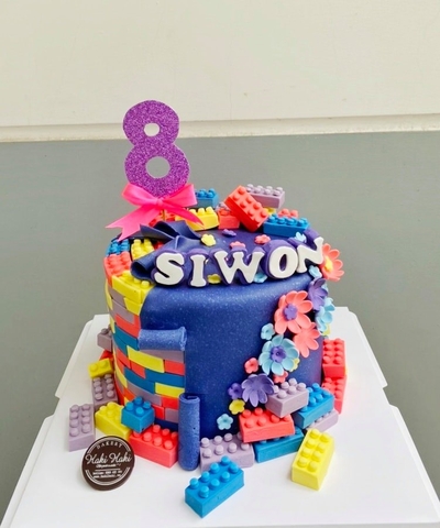 Bánh sinh nhật Lego và hoa