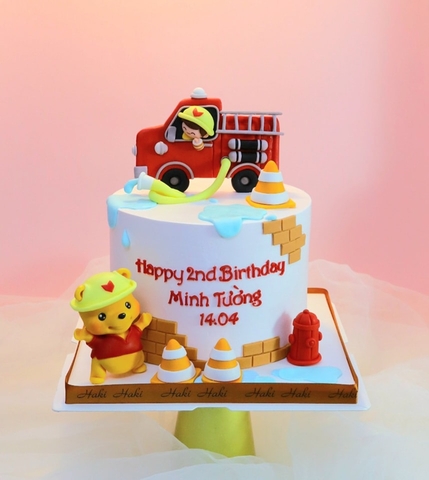 Bánh sinh nhật xe cứu hỏa và gấu Pooh