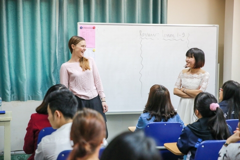 GIẢNG VIÊN NƯỚC NGOÀI- CÔ ANNA- ĐẾN TỪ LONDON- GIỌNG BẢN ĐỊA NGHE RẤT NGỌT