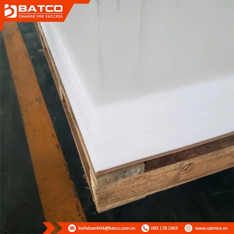 Tấm mica sữa MMA hút nổi