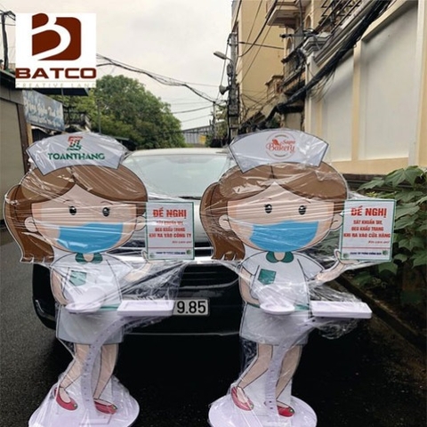 Standee nữ Y tá cảnh báo