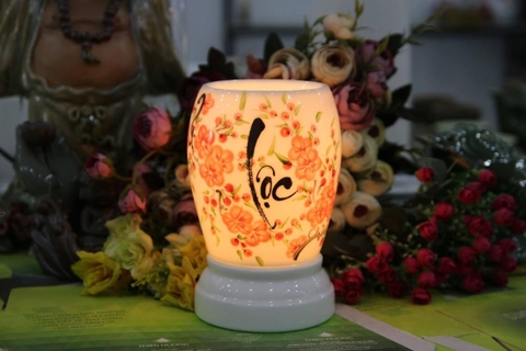 Đèn xông tinh dầu mang hương thơm cho phòng khách nhà bạn