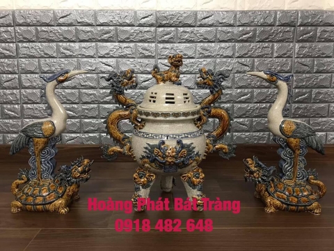 Đỉnh thờ men rạn đắp nổi Bát Tràng