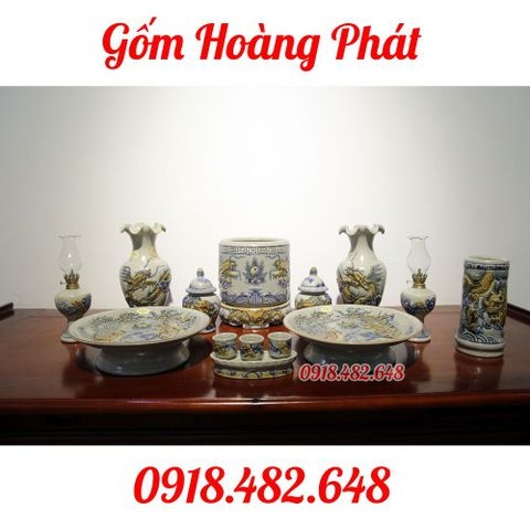 Một bộ đồ thờ men rạn giả cổ đầy đủ trên bàn thờ gia tiên gồm những gì? - Bộ đồ thờ men rạn giả cổ đắp nổi Bát Tràng