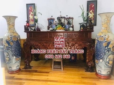 Lục bình sứ công đào phú quý đắp nổi men rạn tại nhà khách hàng ở Thanh Hóa