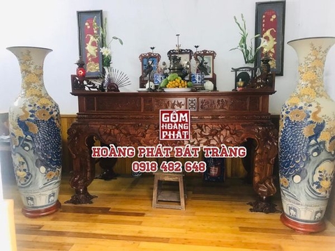 Lục bình sứ Công đào phú quý men rạn đắp nổi khách ở TP. Hồ Chí Minh