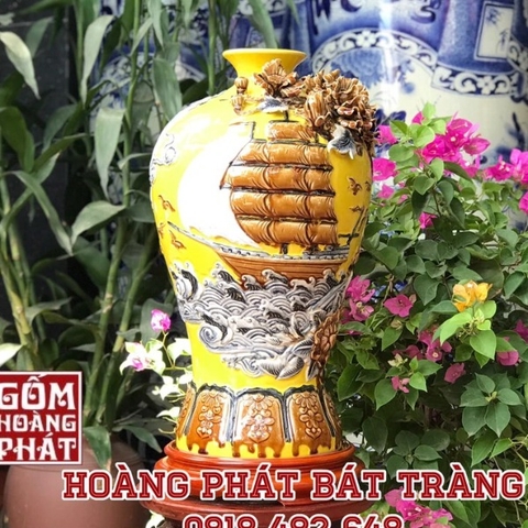 Mai bình tích lộc Thuận buồm xuôi gió đắp nổi nền vàng Bát Tràng H47cm MBTL20