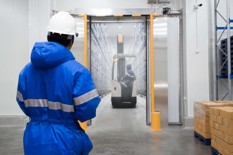 🚧 Giữ xe nâng luôn hoạt động hiệu quả trong kho lạnh 🚧