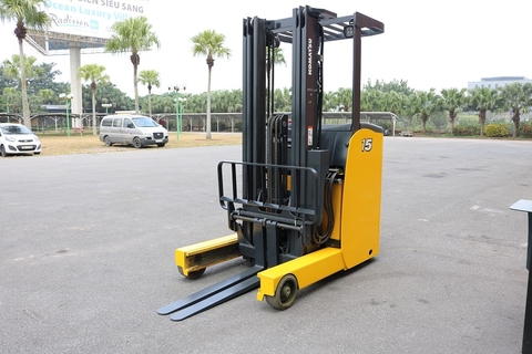 Xe nâng điện đứng lái : Ưu điểm và nhược điểm là gì ?