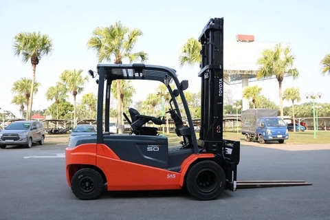 Xe Nâng Tải Trọng Lớn – Nên Chọn Xe Điện Hay Xe Dầu?