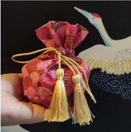 Túi quà xinh xắn có dây rút họa tiết sóng Sakura vải nhũ kim