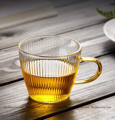 Ly uống trà thủy tinh vân sọc quai vàng