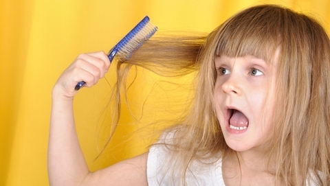 Bệnh tóc bạc sớm ở trẻ nguyên nhân là do đâu
