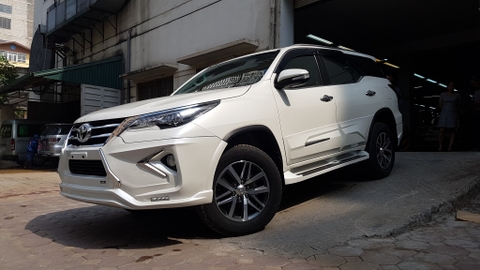 Giá xe và các phiên bản Toyota Fortuner 2018 (G và V) màu trắng ngọc trai hoàn toàn mới.