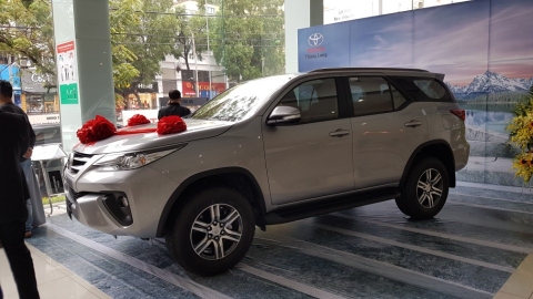 Giá xe Toyota Fortuner 2018-2019 nhập khẩu có giá khởi điểm từ 1.026tr, giao xe ngay.