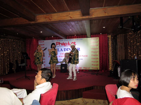 ban-nhac-tai-gala-dinner-bao-phap-luat-viet-nam