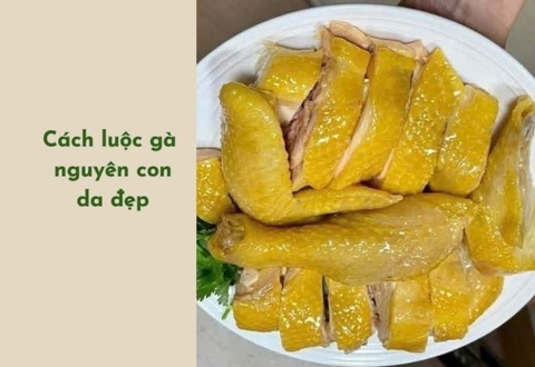Bí quyết luộc gà nguyên con da không bị nứt, thịt mềm