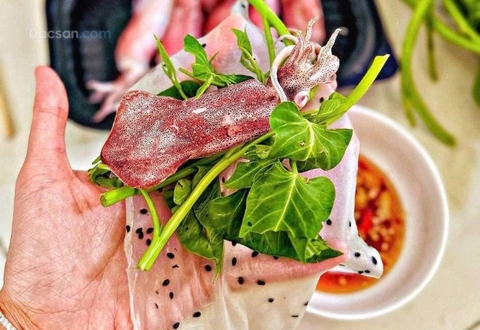 Cách làm mực cuốn bánh tráng mè đu “trend”
