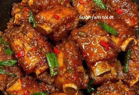 Cách làm sườn ram tỏi ớt hấp dẫn như nhà hàng