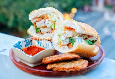 Chưa đầy 10 phút là bạn đã có món bánh mỳ chả cốm ăn sáng ngon xuất sắc!