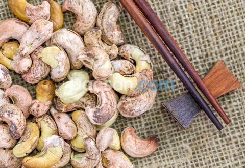 Nên mua hạt điều rang muối vỏ lụa hay tách vỏ lụa hơn?