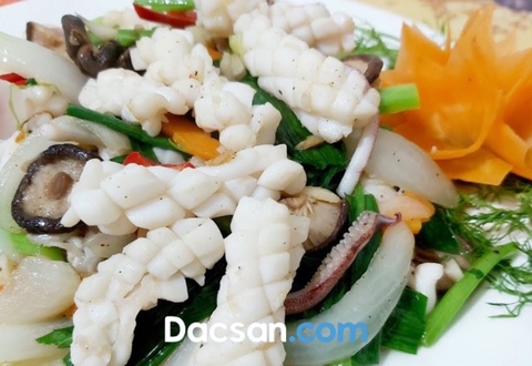 Cách chế biến mực một nắng xào cần tỏi tây thơm ngon, hấp dẫn