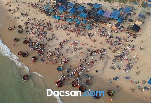 Chỉ họp vào mùa hè, chợ biển Tam Tiến Quảng Nam vẫn hút du khách gần xa