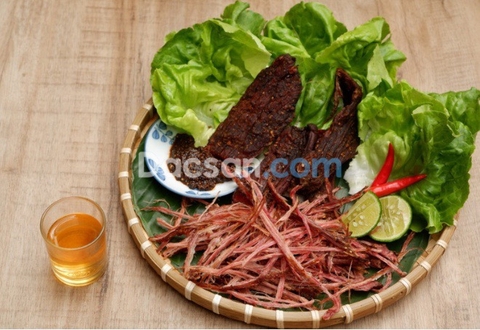 Cách ăn thịt trâu gác bếp đúng chuẩn người Thái!