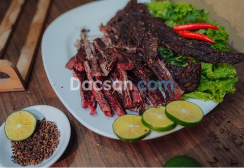 Đang mùa Covid, du lịch Tây Bắc bằng cách thưởng thức thịt trâu gác bếp