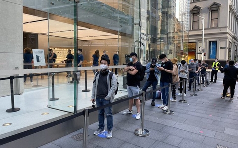 Dân tình vẫn xếp hàng dài chờ mua iPhone 12 bất chấp COVID-19